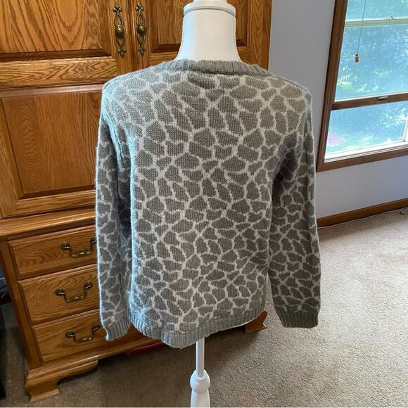 Wooden Ships Grey Giraffe Print Crew Neck LS Sweater Wool Blend Size S/M Cozy - Picture 9 of 13